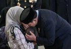 Presiden Prabowo Tunjukkan Empati di Tengah Duka, Peluk Keluarga dan Cium Kening Bayi Prajurit Gugur
