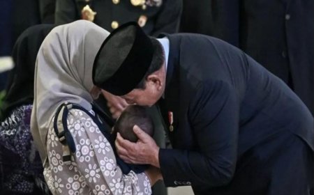 Presiden Prabowo Tunjukkan Empati di Tengah Duka, Peluk Keluarga dan Cium Kening Bayi Prajurit Gugur