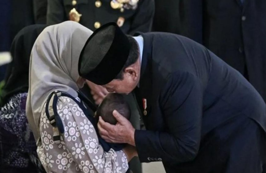 Presiden Prabowo Tunjukkan Empati di Tengah Duka, Peluk Keluarga dan Cium Kening Bayi Prajurit Gugur